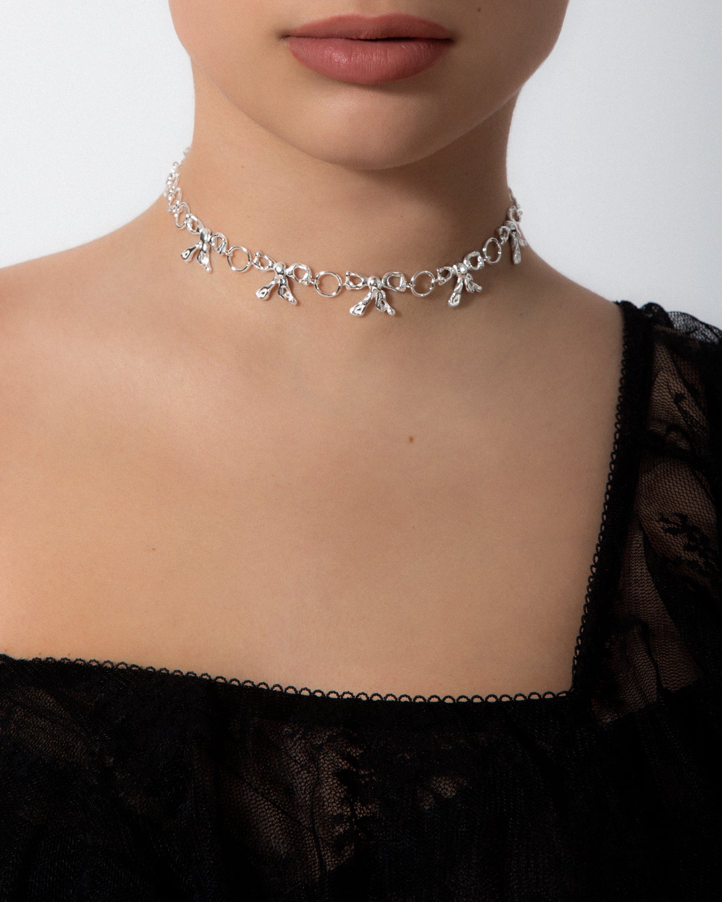 LIQUIFIED BOW Choker