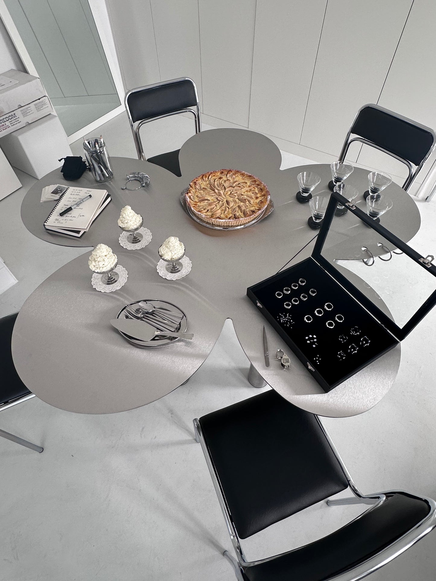 PIERCED COSMIC FLOWER Table