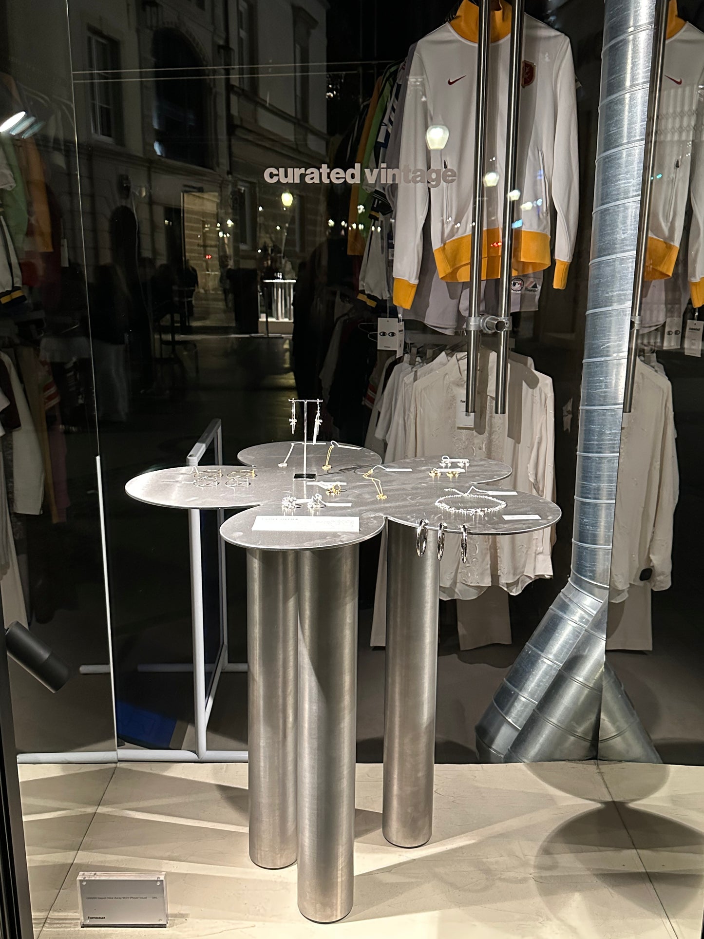 PIERCED COSMIC FLOWER Table