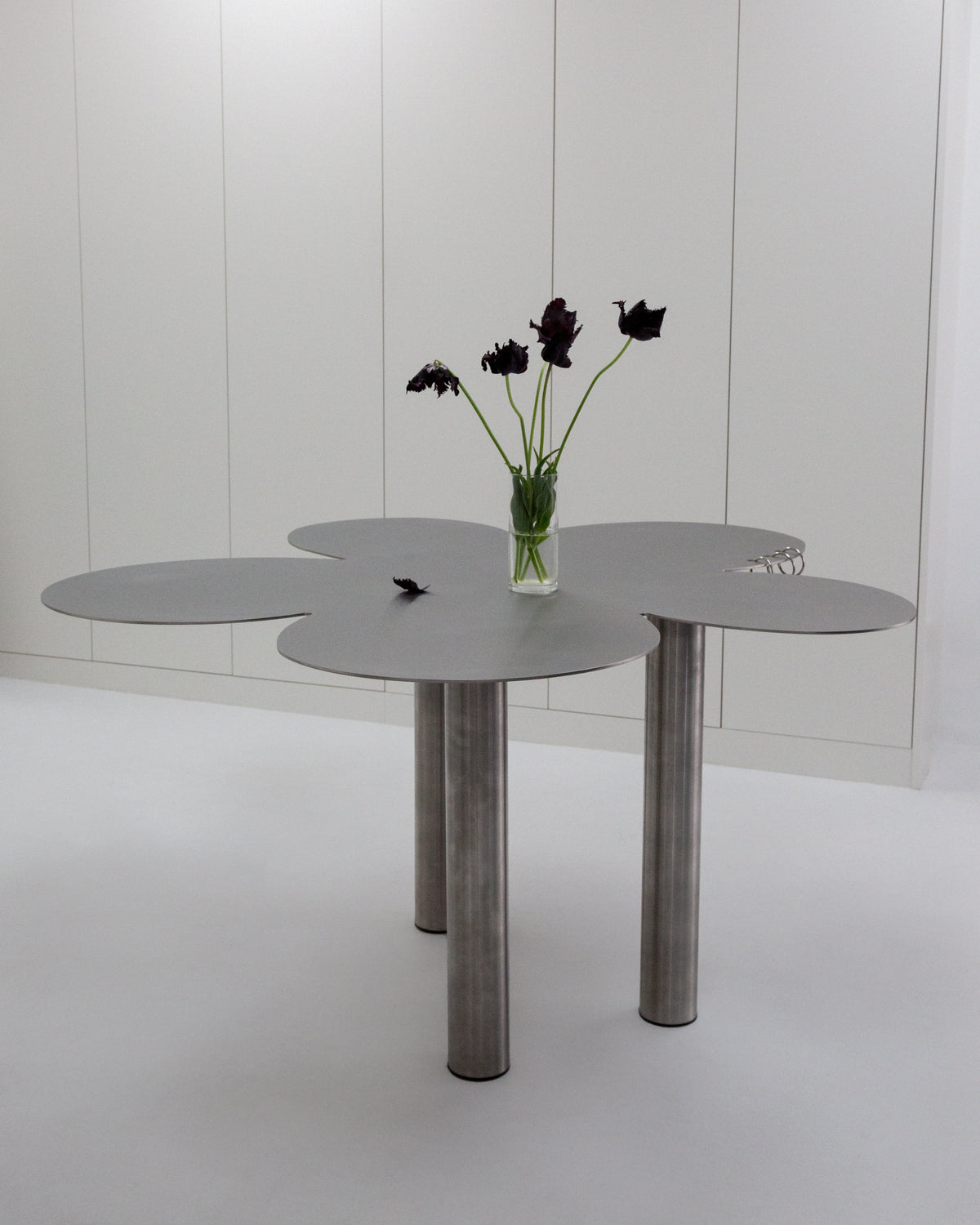 PIERCED COSMIC FLOWER Table