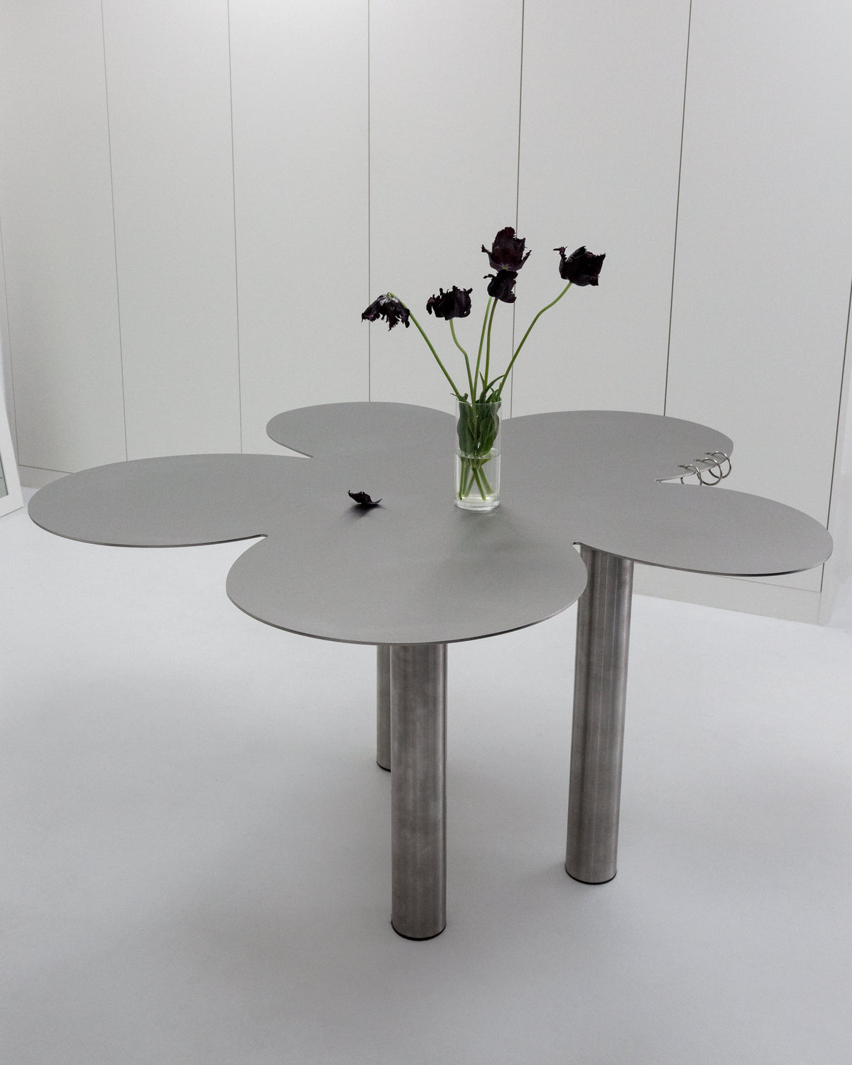 PIERCED COSMIC FLOWER Table