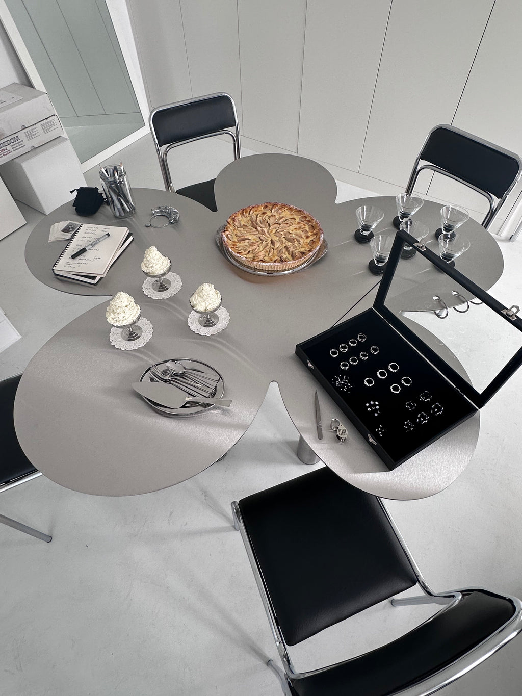 PIERCED COSMIC FLOWER Table